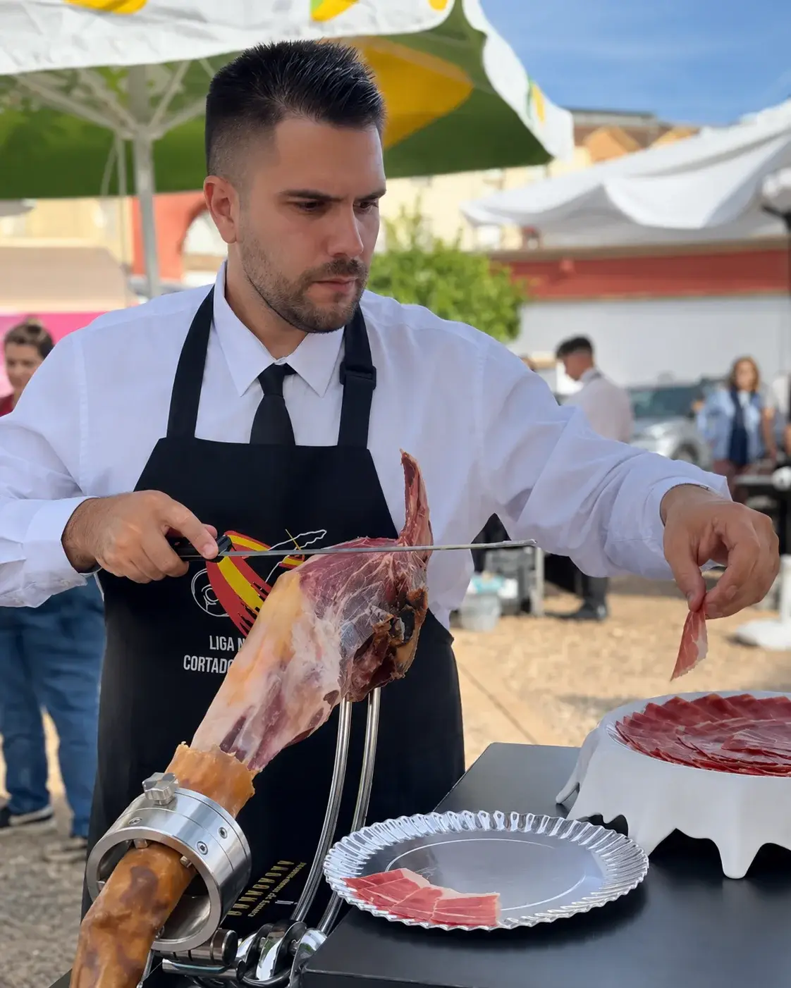 Toño cortando jamón